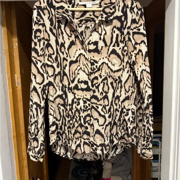 Stunning EUC silk Diane von Furstenberg blouse